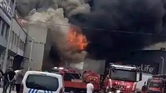 Konya'da Yatak Fabrikasında Çıkan Yangında Bir İtfaiye Eri Yaralandı