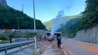Maçka'da Kamyon Bariyerlere Çarparak Yandı: Sürücü Hayatını Kaybetti