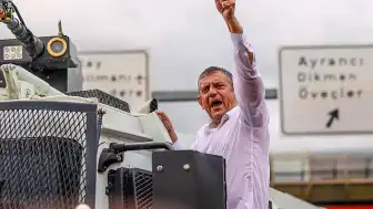Özgür Özel'den "Köhnemiş Kara Düzeni Arkamızda Bırakarak Yürüyeceğiz" Mesajı