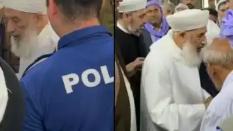 Şanlıurfa'da Cami İçinde El Öpme Tartışması: Polis Memurunun Sıradaki Görüntüsü Tepki Çekti