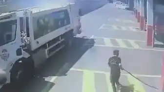 Yalova'da Seyir Halindeki Çöp Kamyonunda Çıkan Yangın İtfaiye Sayesinde Söndürüldü