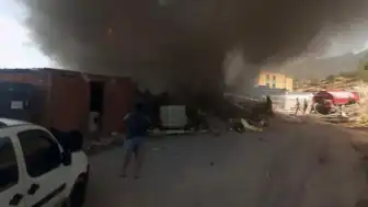 Balıkesir Sındırgı'da Konteyner Yangını: İşçi Konaklama Alanı Kullanılamaz Hale Geldi