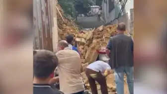 Beyoğlu'nda Metruk Bina Çöktü: Bir Araç Moloz Altında Kaldı