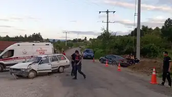 Bilecik Yenipazar'da İki Otomobil Çarpıştı: 10 Yaralı