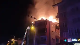 Bolu'da Apartmanın Çatı Katında Yangın: Kullanılamaz Hale Geldi