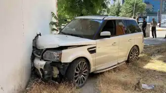 Elazığ'da kontrolden çıkan cip kaldırıma çıktı: 2 yaralı