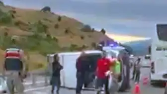 Erzincan-Erzurum Karayolunda Minibüs Devrildi: 16 Yaralı