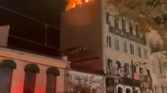 Fatih'te bir binanın çatısındaki baz istasyonunda yangın meydana geldi