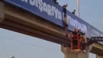 Gebze'de Üst Geçitte Bir Kişinin Cansız Bedeni Bulundu