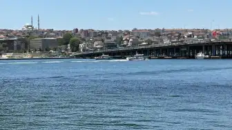 Haliç'te Tur Teknesi Köprü Ayağına Çarptı: Bir Personel Denize Düştü