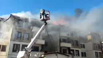 Hatay Hassa'da Yangın: 2 Binanın Çatısı Hasar Gördü