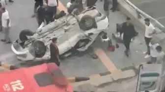 İskenderun'da Otomobilin Bariyerlere Çarparak Takla Atması Sonucu 2 Kişi Öldü, 3 Kişi Yaralandı