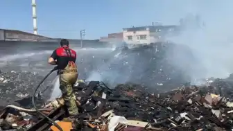 İzmir Seyhan Mahallesi'nde Çöplük Alanında Yangın Paniği