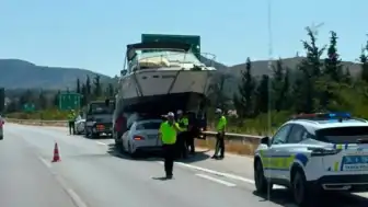 İzmir'de İlginç Kaza: Otomobil Tekne Taşıyan Çekiciye Çarptı