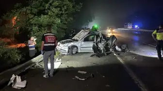 Kocaeli Anadolu Otoyolu'nda Tırın Otomobile Çarpması Sonucu 1 Çocuk Öldü, 3 Yaralı
