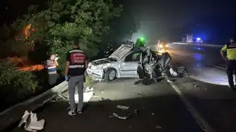 Kocaeli'de tırın arızalı otomobile çarpması sonucu 1 çocuk yaşamını yitirdi, 3 kişi yaralandı
