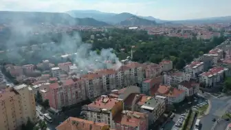 Kütahya'da Yıldırım Düşmesi Sonucu Apartman Çatısında Yangın Meydana Geldi