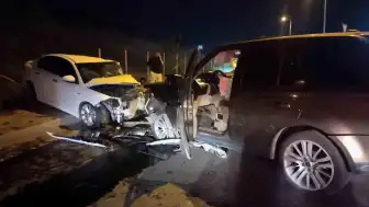 Sancaktepe'de ters yönden gelen otomobilin karıştığı kazada 5 yaralı