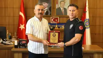 Emekliye Ayrılan Polis Memuru S.Y.'a Veda Plaketi Takdim Edildi