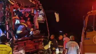 Gaziantep'te Yolcu Otobüsü Tırla Çarpıştı: 2 Kişi Hayatını Kaybetti, 22 Kişi Yaralandı