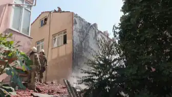 İstanbul'da 4 Katlı Binada Yangın: Mahalle Duman Altında Kaldı, Patlama Sesleri Duyuldu