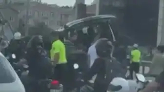Küçükçekmece'de Hafif Ticari Araç Bariyere Çarptı: Yaralılar Var