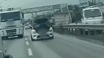 Bursa'da Hareket Halindeki Otomobilde Tehlikeli Tamirat Kamerada