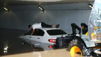 Adana'da Sağanak Su Baskınlarına Neden Oldu, Bir Otomobil Suda Kaldı