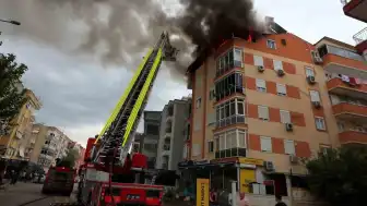 Antalya'da 5 Katlı Apartmanın Üst Katında Yangın Çıktı: Bir Kadın Gözaltına Alındı