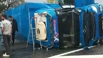 Elazığ-Diyarbakır Karayolunda Yurtiçi Kargo Tırı Devrildi: 1 Yaralı