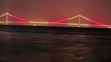 1915 Çanakkale Köprüsü Galatasaray'ın Şampiyonluğuyla Sarı-Kırmızıya Büründü