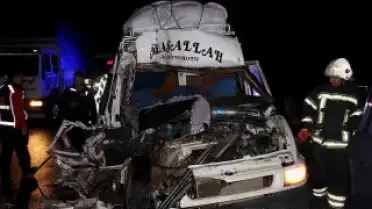 Aksaray'da Tarım İşçilerini Taşıyan Minibüs TIR'a Çarptı: 12 Yaralı