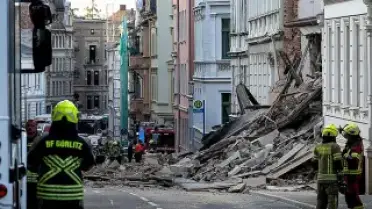 Almanya'da Tarihi Bina Çöktü: 3 Kişi Enkaz Altında
