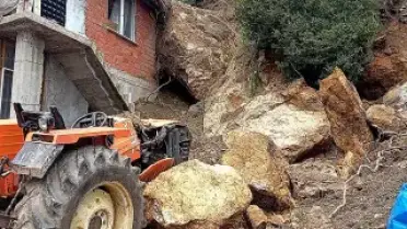 Amasya'da Heyelan: Ev ve Traktör Kaya Parçalarının Altında Kaldı