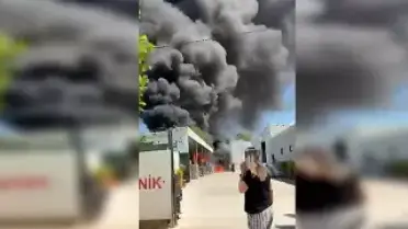Bursa'da Depo Yangını Siyah Dumanlara Neden Oldu