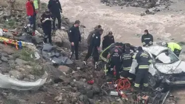 Erzincan'da otomobil dereye yuvarlandı: 2 kişi hayatını kaybetti, 1 kişi yaralandı