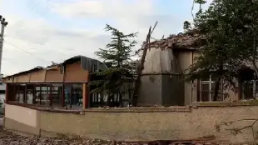 Eskişehir'de Caminin Minareine Yıldırım Düştü: İmam Yaralandı
