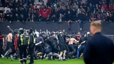 Fransa'da Futbol Sahaları Karıştı: Taraftarlar Sahayı İşgal Etti