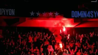 Galatasaray Şampiyonluğunu Taraftarıyla Kutluyor