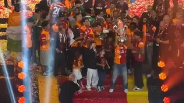 Galatasaray, Şampiyonluk Kupasını Rams Park'ta Kaldırdı