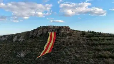 Galatasaray Taraftarlarından Dev Bayrakla Şampiyonluk Kutlaması