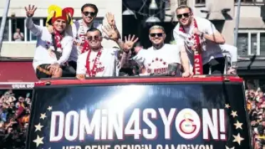 Galatasaray'da Şampiyonluk Kutlaması: İcardi'ye Taraftardan 'Gitme' Pankartı