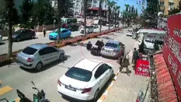 Hatay'da Moped Kazası: Biri Çocuk 2 Kişi Ezilmekten Kurtuldu