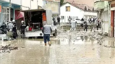 Havza'da Sel Felaketi: 12 Yaralı, Okullarda Eğitime Ara Verildi