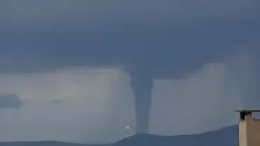 İzmir'de Hortum Paniği Yaşandı