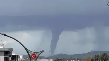 İzmir'in Menemen ilçesinde hortum oluştu