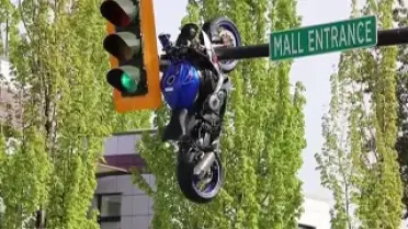 Kanada'da Motosiklet Trafik Lambasına Asılı Kaldı: Sürücü Ağır Yaralandı