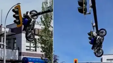Kanada'da Trafik Kazası: Motosiklet Trafik Işıklarına Asılı Kaldı
