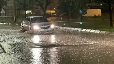 Kayseri'de Sağanak Sel Oldu, Yollar Ulaşıma Kapandı
