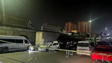 Küçükçekmece'de Dur İhtarına Uymayan Otomobil Kovalamacası: 1 Polis Yaralandı, Silah ve Uyuşturucu Ele Geçirildi